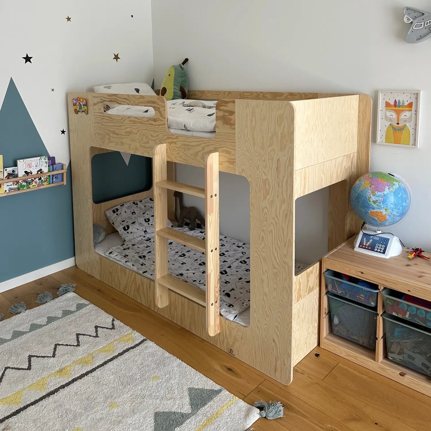Łóżko piętrowe dla dzieci z barierkami i stelażem MIMI B Montessori Drewniane